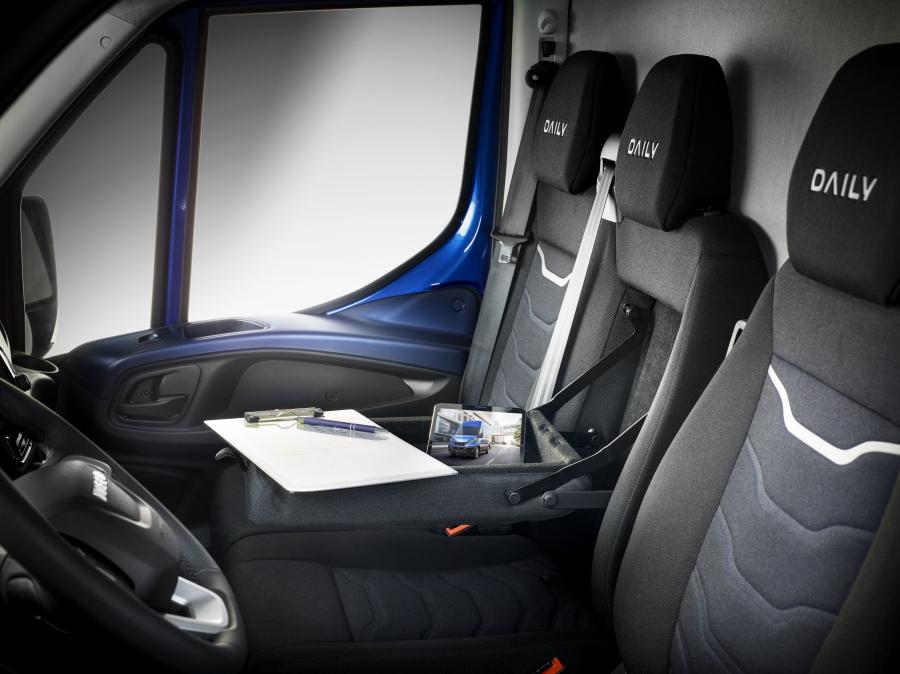 Интерьер Iveco Daily Van 2019 года  (фото 8 из 17)